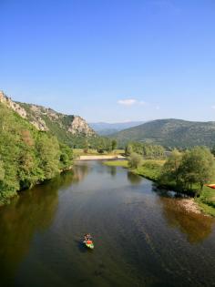 canoe-kayak στο ήρεμο ποτάμι